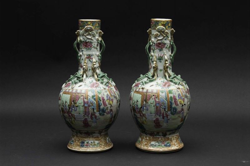 A pair of Canton porcelain vases with polychrome enamels depicting everyday life scenes and embossed dragons, China, Qing Dynasty, 19th century  - Auction Chinese Works of Art - Cambi Casa d'Aste