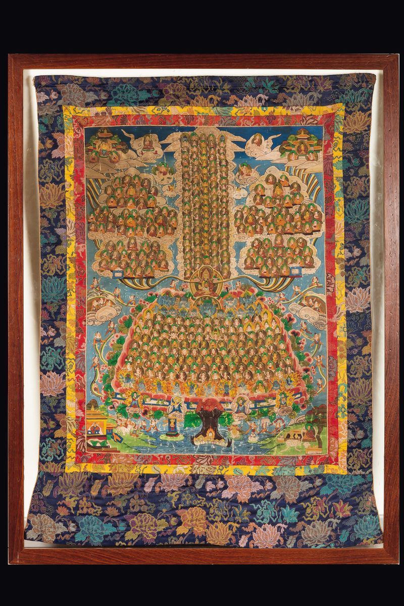 Tanka con divinità e figura di Lama centrale entro cornice, Tibet, XIX secolo  - Asta Fine Chinese Works of Art - I - Cambi Casa d'Aste