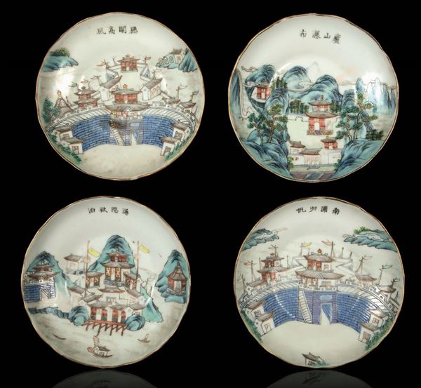 Cinque piccoli piatti in porcellana a smalti policromi con vedute di città, villaggi e iscrizioni, Cina, Dinastia Qing, XIX secolo