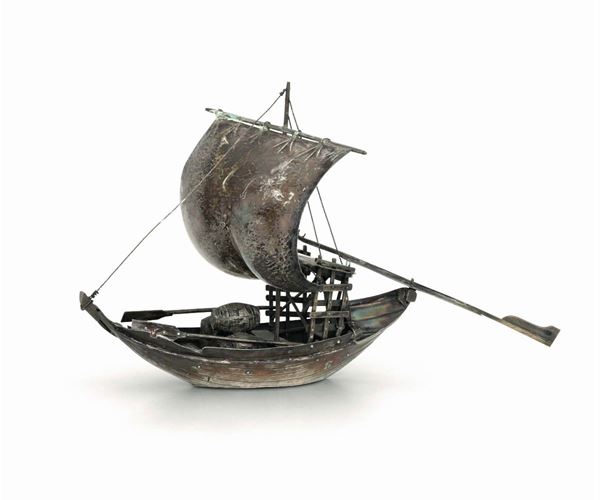 Modellino di barca a vela in argento fuso e cesellato. Argenteria portoghese del XX secolo