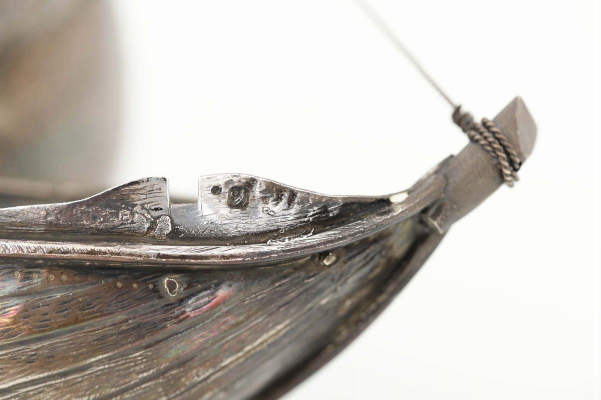 Modellino di Barca a Vela in Argento Fuso e Cesellato. Argenteria Portoghese del XX Secolo