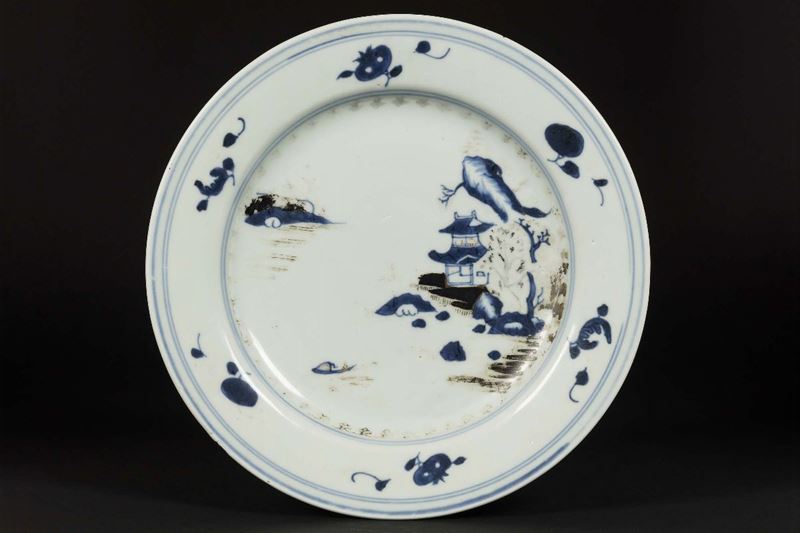 Piatto in porcellana con raffigurazione di paesaggio con pagoda in blu e dettagli oro, Cina, Dinastia Qing, epoca Qianlong (1736-1796)  - Asta Chinese Works of Art - Cambi Casa d'Aste