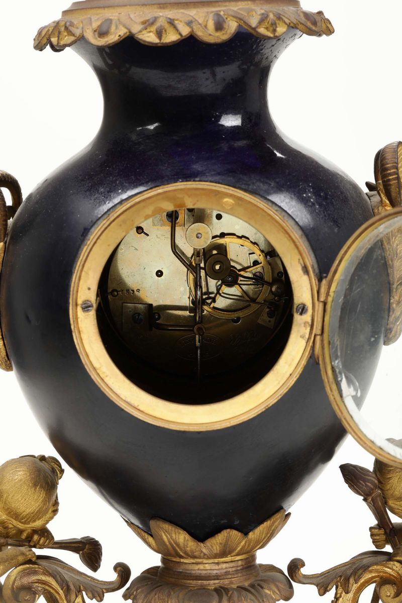 Pendola da Tavolo in Antimonio Patinato e Dorato e Porcellana, XIX Secolo
