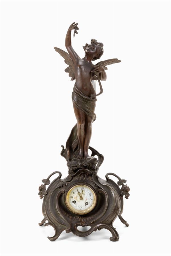 Pendola da tavolo in metallo con figura femminile alata, XIX-XX secolo
