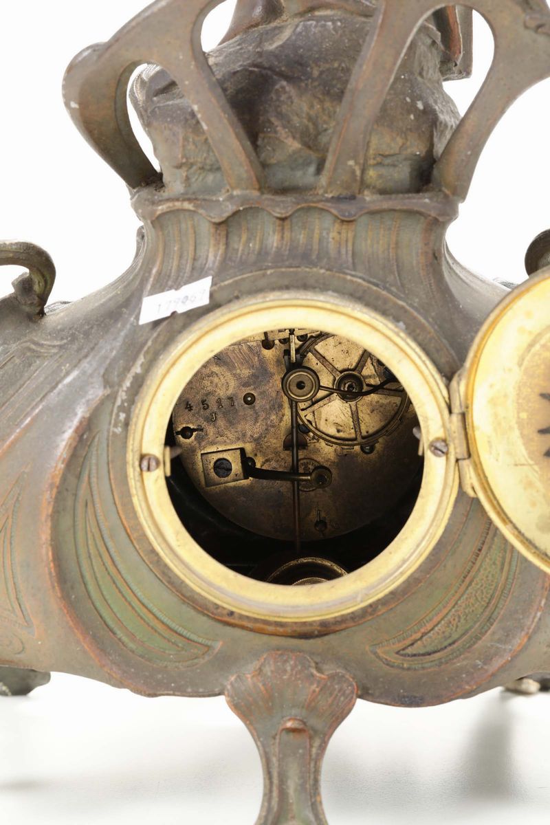 Pendola da Tavolo in Metallo con Figura Femminile Alata, XIX-XX Secolo