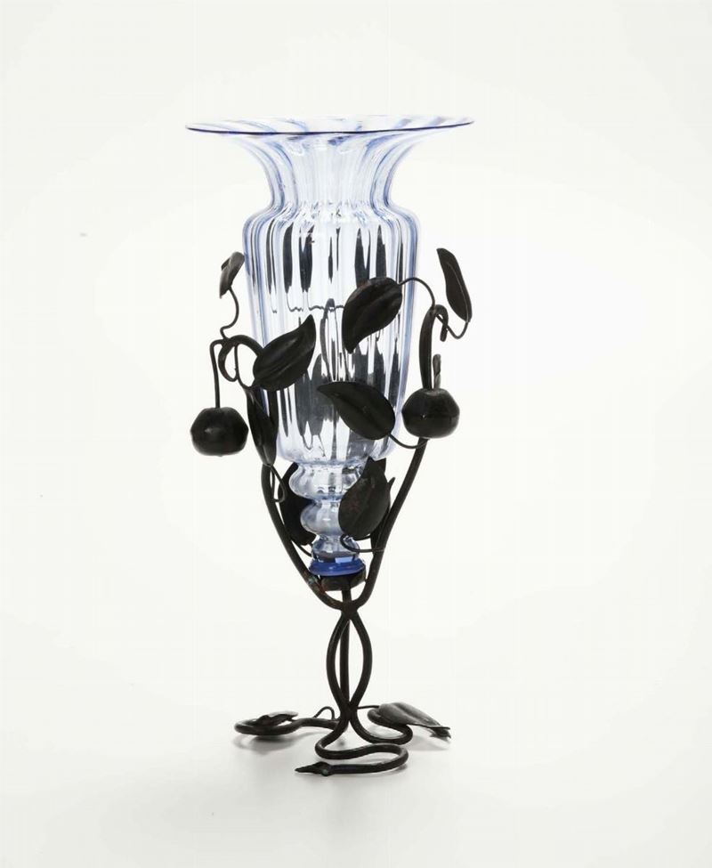 Vaso in vetro azzurro montato su struttura in ferro battuto  - Auction Ceramics Timed Auction - III - Cambi Casa d'Aste