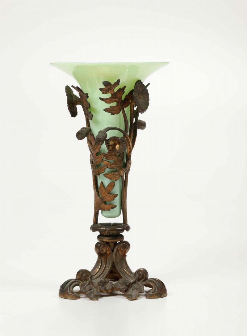 Vaso in vetro verde montato su struttura in metallo dorato  - Asta Asta a Tempo Ceramiche - III - Cambi Casa d'Aste