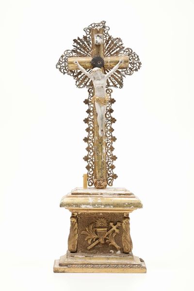 Crocifisso in Legno Intagliato, Dorato e Dipinto, XIX Secolo