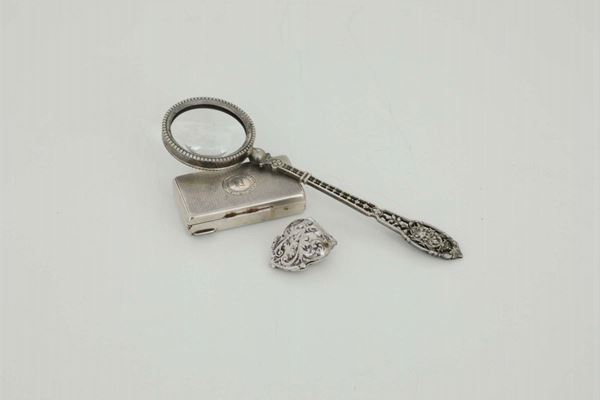 Lotto di oggetti in argento composto da portabiglietti, cofanetto e lente