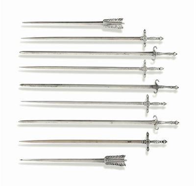 Nove Spiedini in Argento Fuso e Cesellato a Foggia di Spade, Inghilterra XX Secolo
