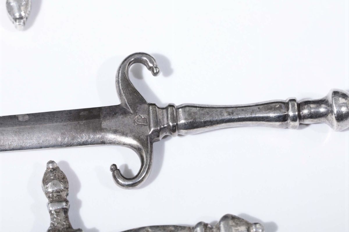 Nove Spiedini in Argento Fuso e Cesellato a Foggia di Spade, Inghilterra XX Secolo