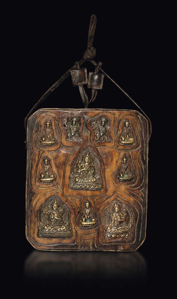 Dieci placche in bronzo raffiguranti Amitayus e divinità entro cornice lignea, Tibet, XV/XVI secolo