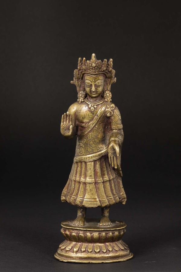 Figura di Buddha stante in bronzo dorato, Nepal, XIX secolo