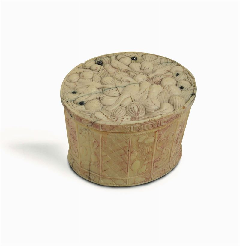 An oval box and lid in ivory, imitating a basket with fruit and four birds, Ceylon, 17th century  - Auction Sculpture and Works of Art - Cambi Casa d'Aste