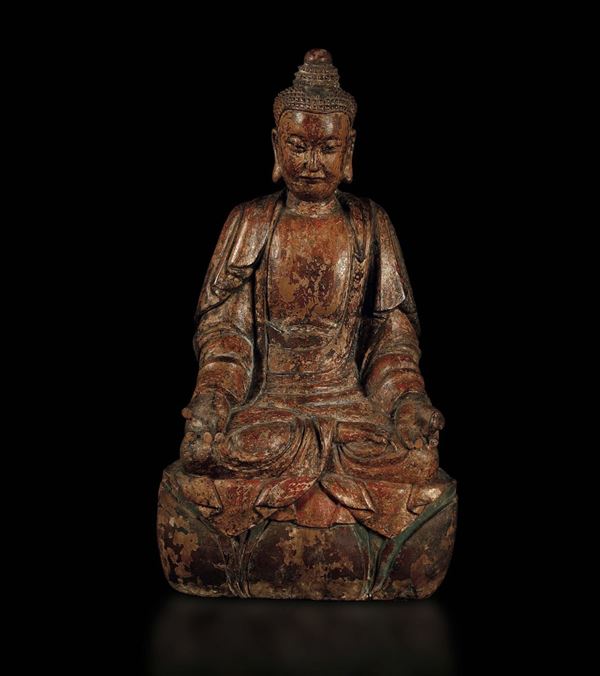 Figura di Buddha seduto in legno con tracce di policromia, Cina, Dinastia Ming, XVI secolo