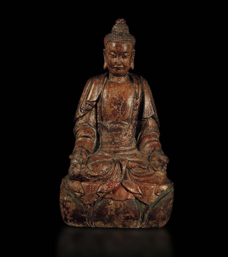 Figura di Buddha seduto in legno con tracce di policromia, Cina, Dinastia Ming, XVI secolo  - Asta Fine Chinese Works of Art - I - Cambi Casa d'Aste