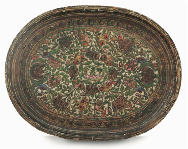 Vassoio ovale in legno laccato, decoro floreale a leggero rilievo. Persia, XVIII-XIX secolo