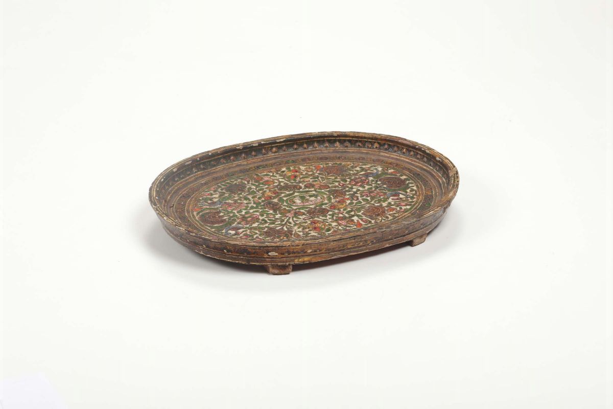 Vassoio Ovale in Legno Laccato, Decoro Floreale a Leggero Rilievo. Persia, XVIII-XIX Secolo