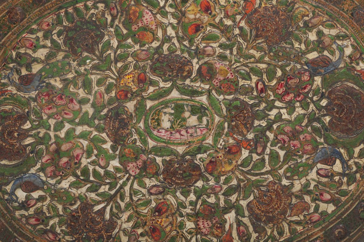 Vassoio Ovale in Legno Laccato, Decoro Floreale a Leggero Rilievo. Persia, XVIII-XIX Secolo
