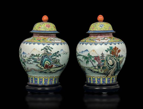 Coppia di potiche con coperchio in smalto nei toni della Famiglia Rosa con raffigurazioni di paesaggio, Cina, Canton, Dinastia Qing, fine XIX secolo