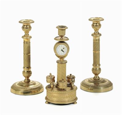 Coppia di Candelieri (uno Montato a Lume) e un Orologio in Bronzo. Francia, Epoca Carlo X