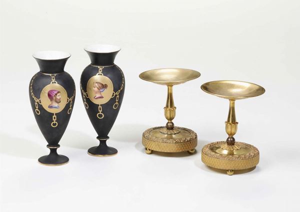 Lotto di due alzatine in bronzo dorato e due vasetti in stile Impero in porcellana