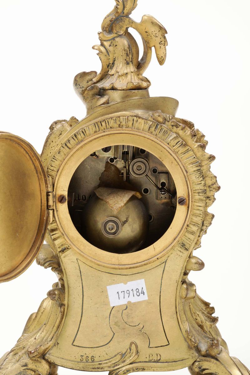 Pendola da Tavolo in Bronzo Dorato. Francia, Stile Luigi XV, XIX Secolo