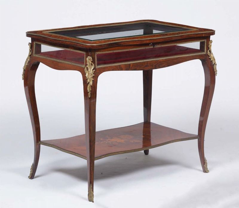 Tavolo a vetrina con intarsi e finimenti in bronzo dorato. Francia, fine XIX secolo  - Auction Furniture | Cambi Time - Cambi Casa d'Aste