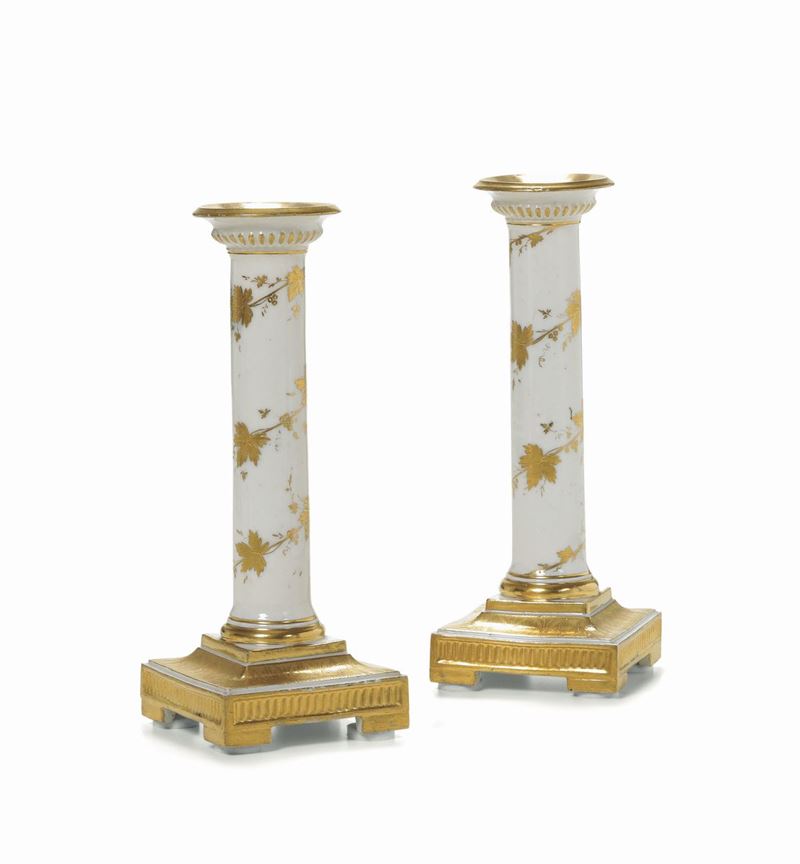Coppia di candelieri Napoli, Real Fabbrica Ferdinandea, inizio del XIX secolo  - Asta Maioliche e Porcellane - Cambi Casa d'Aste