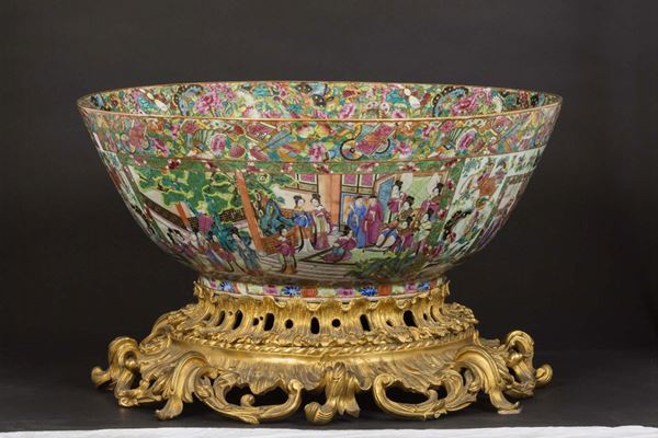 Bowl in porcellana Famiglia Rosa con decori vegetali e scene di vita comune su base in bronzo dorato,  [..]