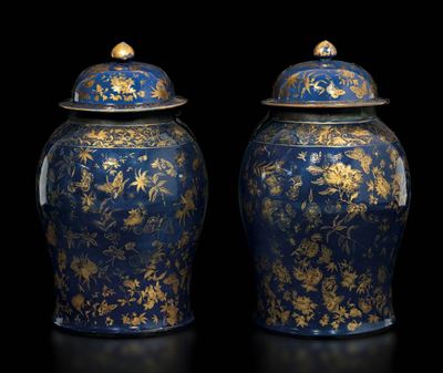 Coppia di Grandi Potiches con Coperchio in Porcellana a Fondo Blu con Decori Dorati a Motivo Natu...