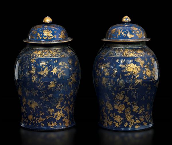 Coppia di grandi potiches con coperchio in porcellana a fondo blu con decori dorati a motivo naturalistico, Cina, Dinastia Qing, epoca Qianlong (1736-1796)