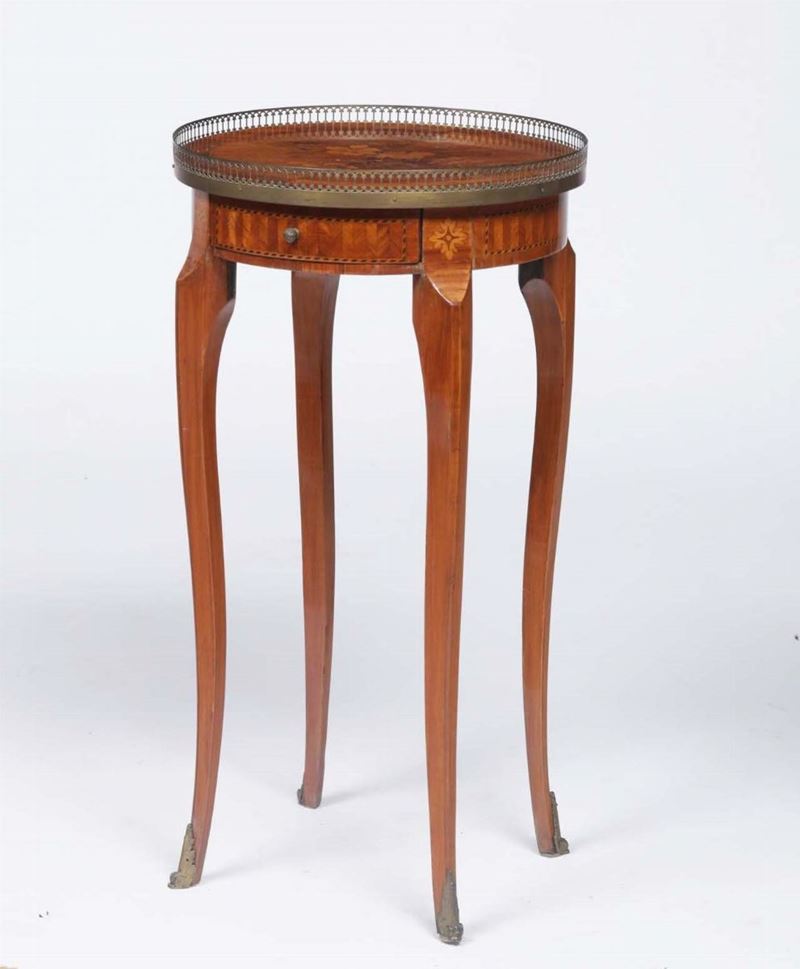 Tavolino in stile Luigi XV in legno lastronato ed intarsiato, Francia fine XIX secolo  - Asta Antiquariato V | Asta a Tempo - Cambi Casa d'Aste