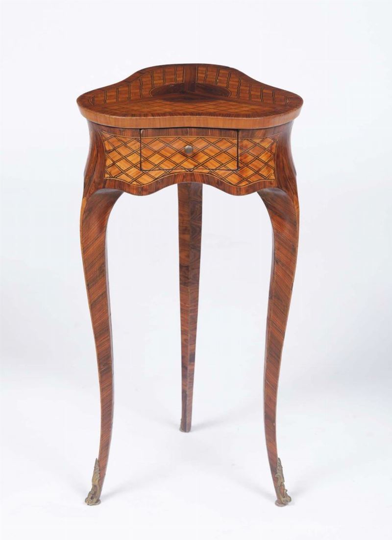 Tavolino in stile Luigi XV in legno lastronato ed intarsiato, Francia fine XIX secolo  - Asta Asta a Tempo Arredi e Antiquariato - V - Cambi Casa d'Aste