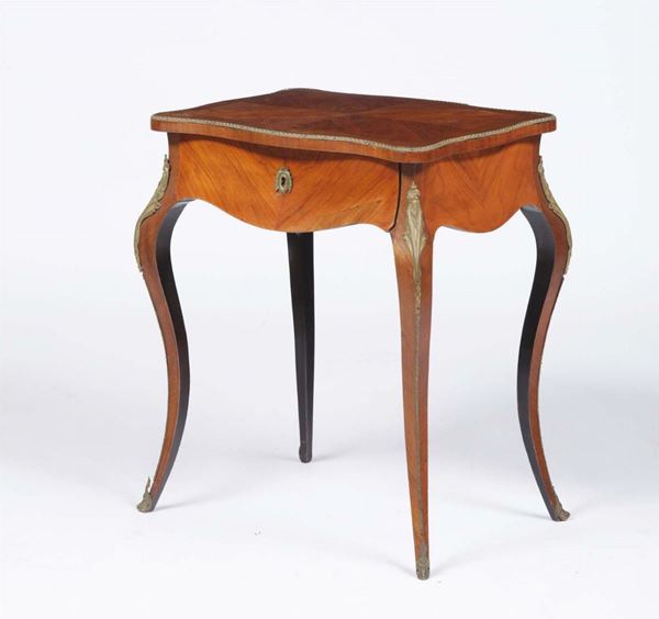 Tavolino da lavoro in legno lastronato in stile Luigi XV, XIX secolo