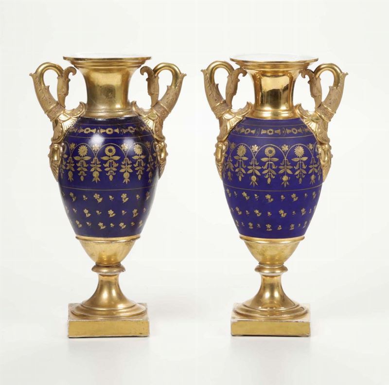Coppia di vasi montati a lampada Probabilmente Parigi, prima metà del XIX secolo  - Asta Ceramiche - Asta a Tempo - Cambi Casa d'Aste