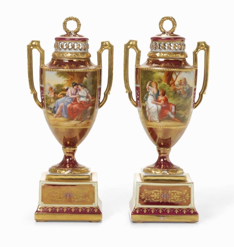 Coppia di anforette bruciaprofumi Probabilmente Boemia, fine del XIX secolo  - Asta Maioliche e Porcellane - II - Cambi Casa d'Aste