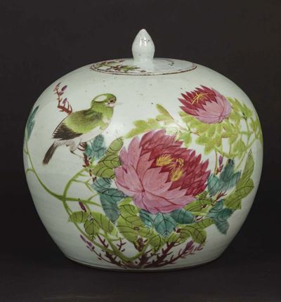 Potiche con Coperchio in Porcellana Famiglia Rosa con Decoro di Passero tra Peonie in Fiore, Cina...