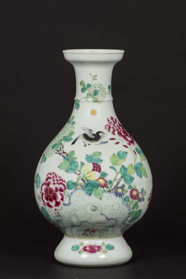 Vaso in porcellana a smalti policromi con decoro di uccellini e fiori, Cina, XX secolo