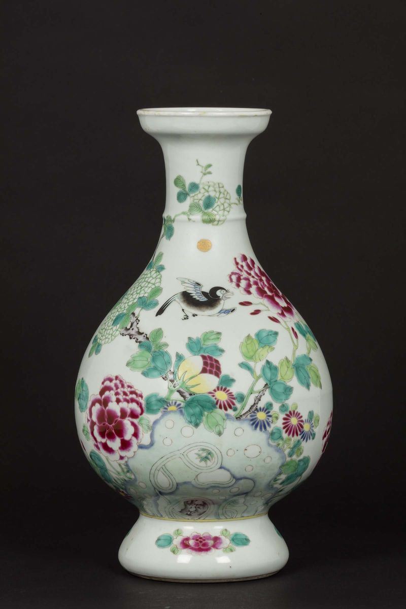 Vaso in porcellana a smalti policromi con decoro di uccellini e fiori, Cina, XX secolo  - Asta Chinese Works of Art - Cambi Casa d'Aste