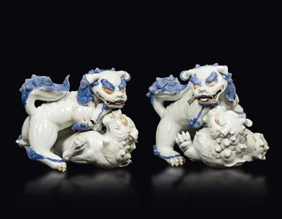 Coppia di Cani di Pho in Porcellana Blu e Bianca con Occhi e Denti Lumeggiati in Oro, Giappone, H...