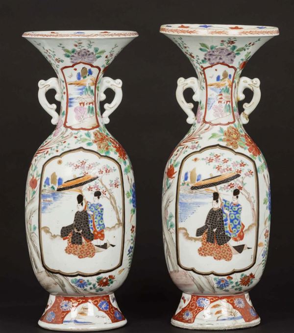 Coppia di vasi in porcellana smaltata con figura di dignitario, Giappone, fine XIX-inizi XX secolo