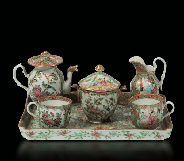 Servizio da tè in porcellana Canton composto da un vassoio, una teiera, una lattiera, una zuccheriera e due tazzine con scene di vita comune entro riserve, Cina, Dinastia Qing, XIX secolo