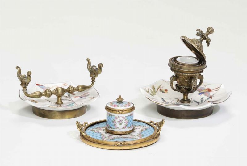 Lotto di due serviti da scrittoio, uno con elementi in metallo dorato, uno in stile Sèvres, fine XIX secolo  - Auction Fine Art - Cambi Casa d'Aste