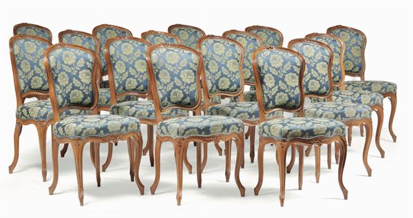 Sedici sedie in stile Luigi XV in legno intagliato, XX secolo