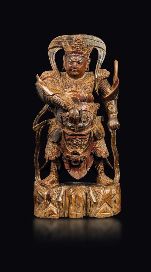 Figura di Guandi in legno intagliato con tracce di doratura, Cina, Dinastia Ming, XVII secolo