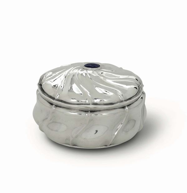 Scatola in argento Bucellati con coperchio incernierato centrato da castone con lapislazzulo cabochon. Punzone Mario Bucellati, metà XX secolo