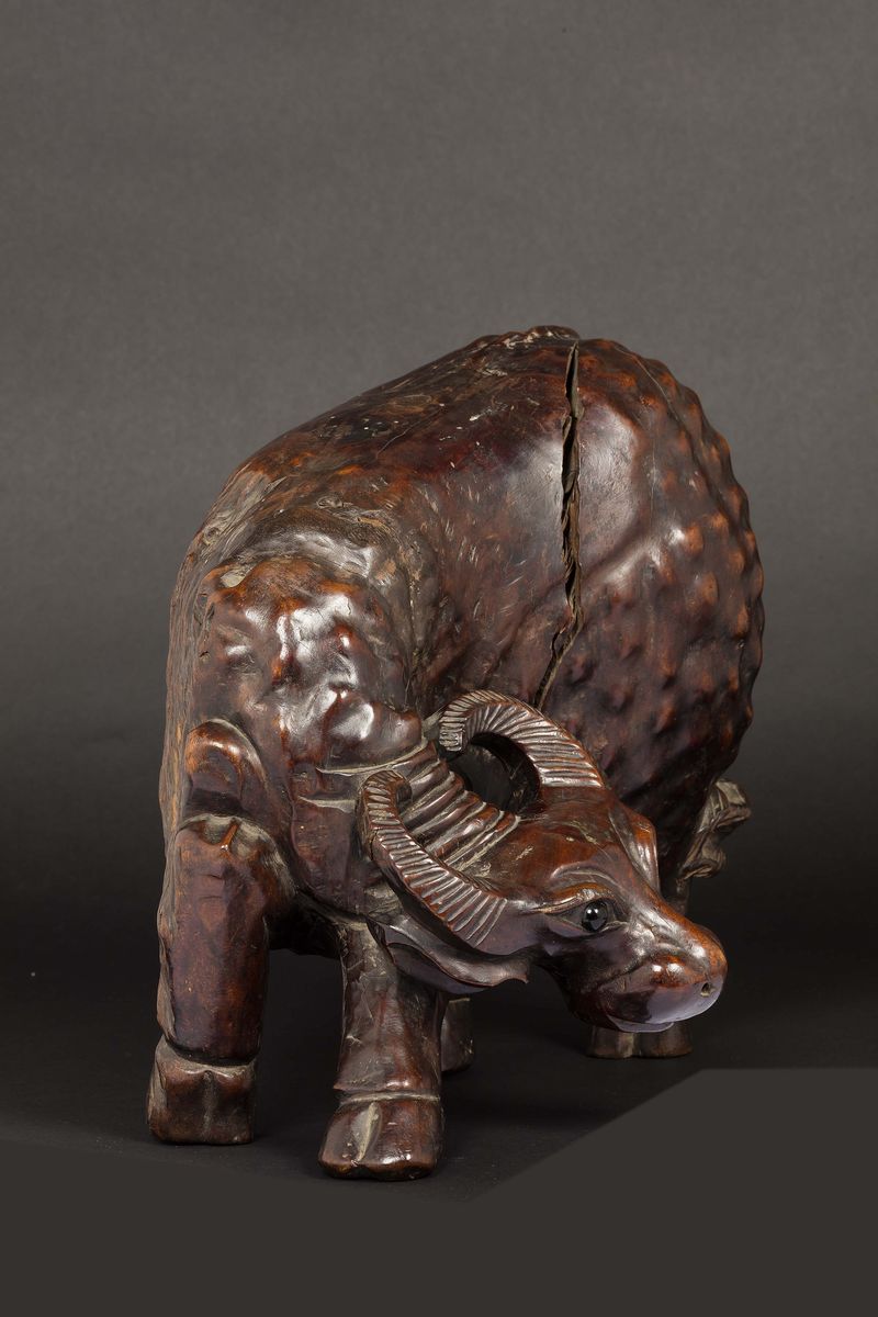 Figura di Bufalo in Legno Scolpito e Occhi in Vetro, Cina, Dinastia Qing, XIX Secolo