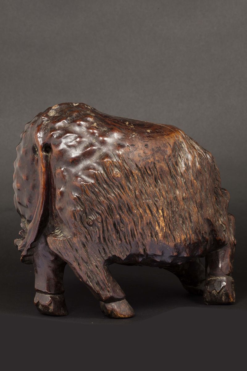Figura di Bufalo in Legno Scolpito e Occhi in Vetro, Cina, Dinastia Qing, XIX Secolo