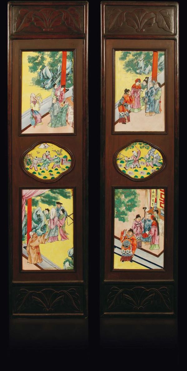 Paravento a due ante con placche in porcellana a smalti policromi con scene di vita comune su fondo giallo, Cina, XX secolo